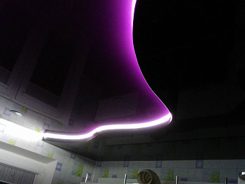 Чёрно-фиолетовый натяжной потолок