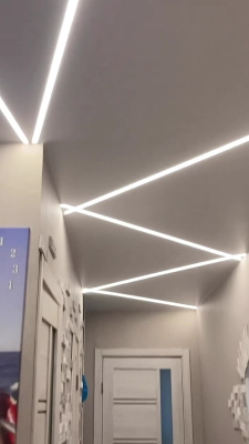 Потолок со световыми линиями в прихожей