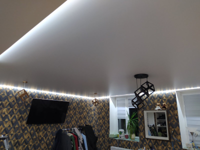 Парящий натяжной потолок с сатиновой поверхностью