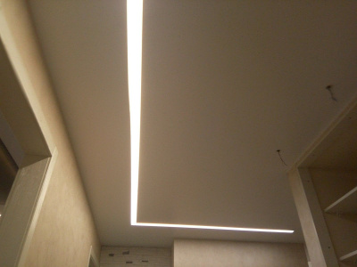 Потолок с «парящими» широкими линиями Потолок с «парящими» широкими линиями