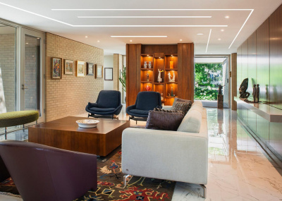 Стильный матовый потолок с парящими световыми линиями для уютной комнаты