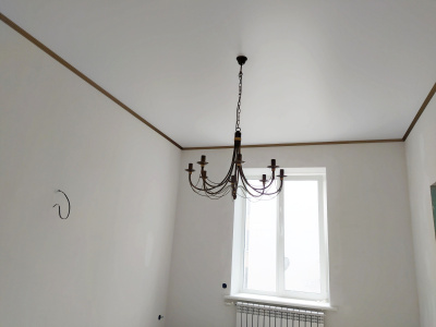 Матовый натяжной потолок с классической люстрой