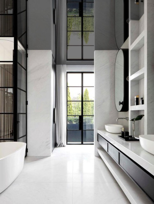 Чёрный глянцевый потолок с зеркальным блеском в ванной комнате