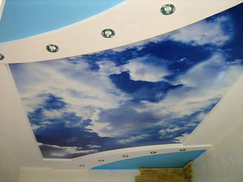Натяжной потолок с облаками